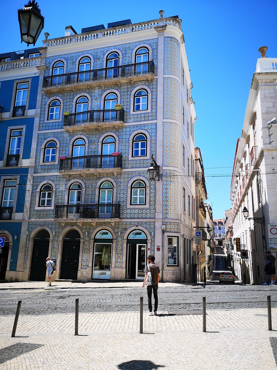 barrio-alto-y-chiado-neighborhood-in-Lisbon